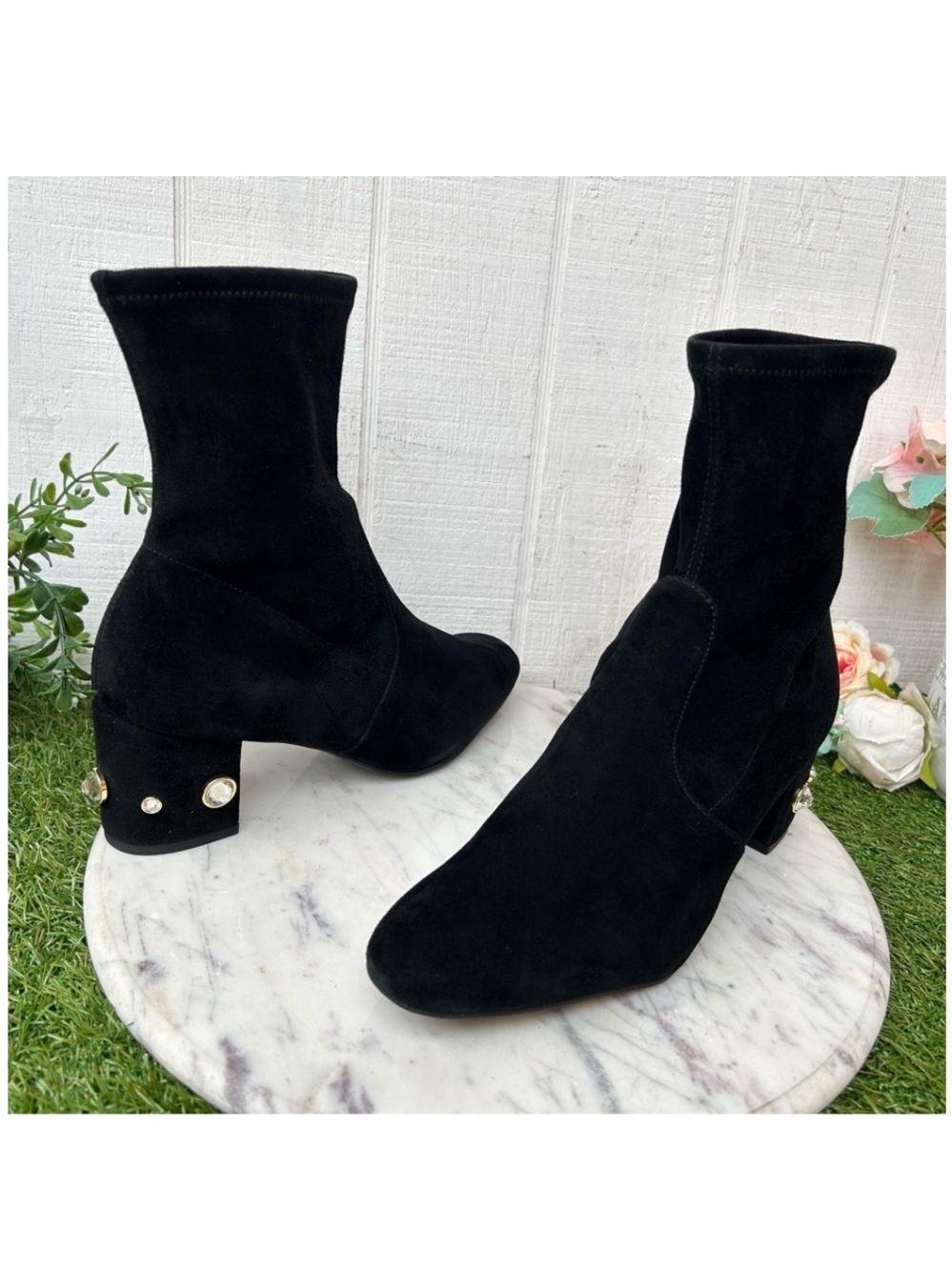 STUART
WEITZMAN
Allshine 60 Bootie In
Black Suede
$695
Women size 8.5 new